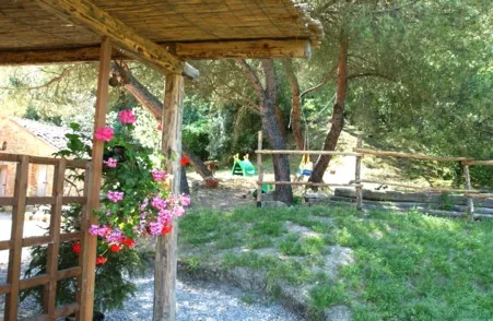 Il Pausillo, area verde e pergolato